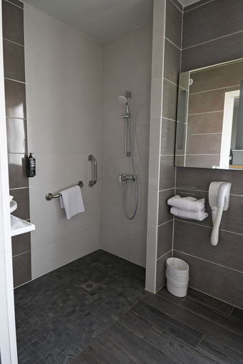 Bathroom 5, ibis Saintes, Charente-Maritime