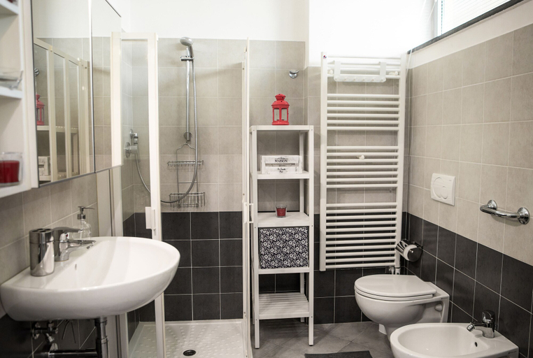 Bathroom 4, Le Vele, Genova