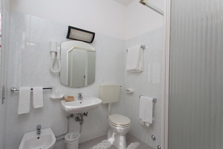 Bathroom 4, Hotel Centrale, Ravenna