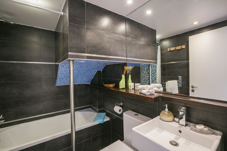 Bathroom 4, LV Premier P. Real PI1, Lisbon