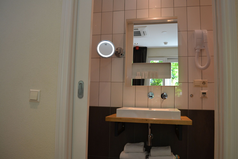 Bathroom 4, Alp Hotel Amsterdam, Amsterdam