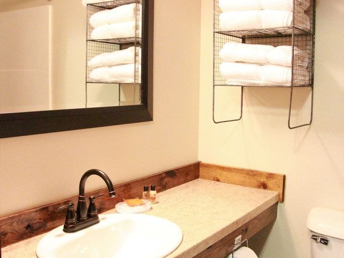 Bathroom 5, Crosby Lodge, Divide