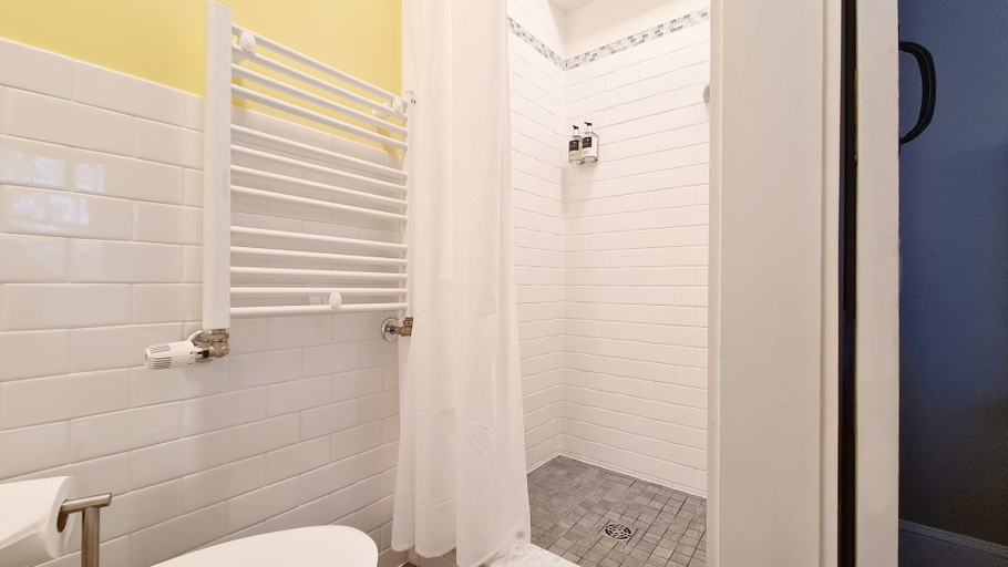 Bathroom 4, Lakehouse Inn, Berkshire