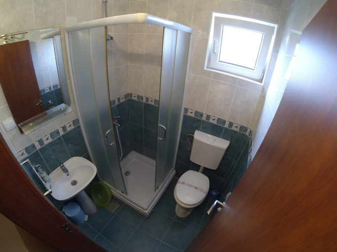 Bathroom 3, Martinovic Rooms