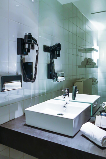 Bathroom 4, Saint James, Hainaut