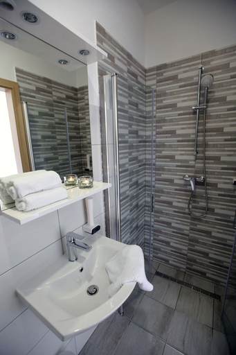 Bathroom 3, Prenocisca Miklavcic, Bloke