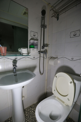 Bathroom 5, Everest Hostel Block E, Kowloon