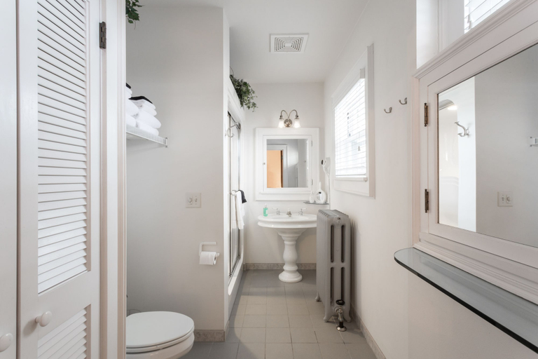 Bathroom 4, Stewart Inn, Marathon