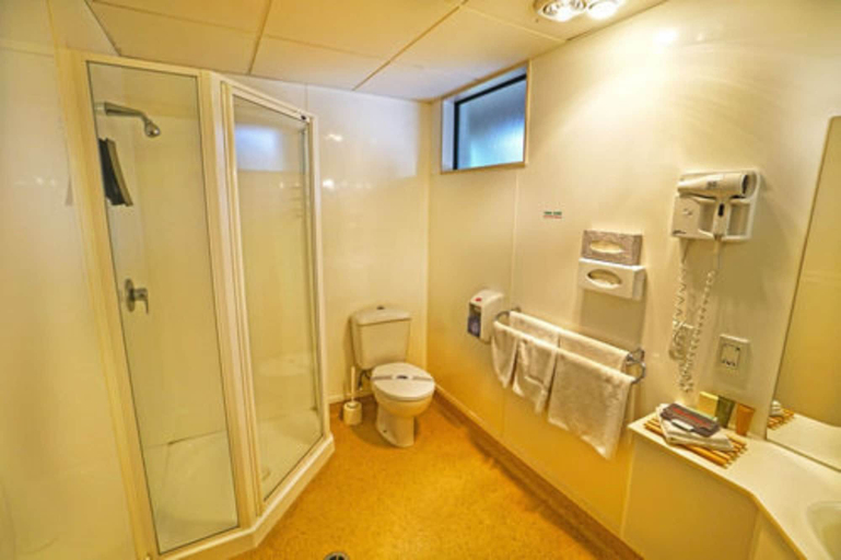 Bathroom 4, Ashwood Manor Motor Lodge, Hamilton