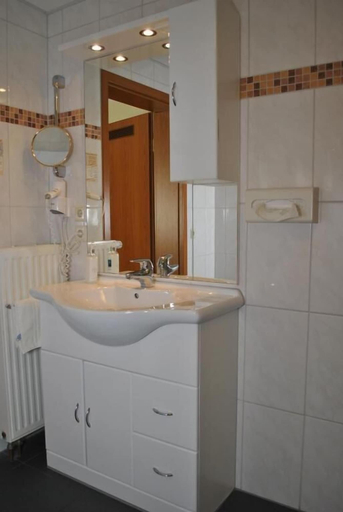 Bathroom 5, Waldhotel Rheinbach, Rhein-Sieg-Kreis