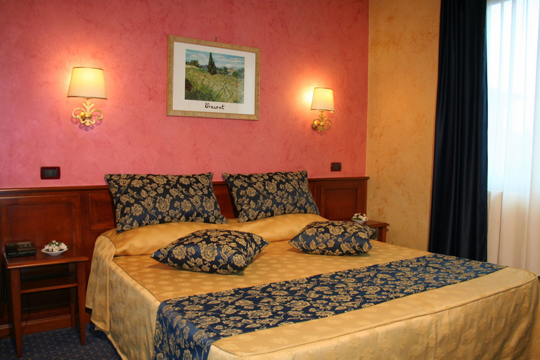 Bedroom 2, Hotel Abacus, Mantua