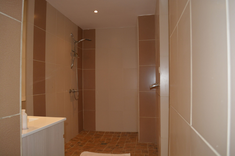 Bathroom 5, La Ribaudière, Analamanga
