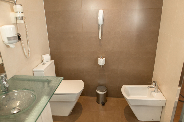 Bathroom 5, RVHotels Nautic Park, Girona