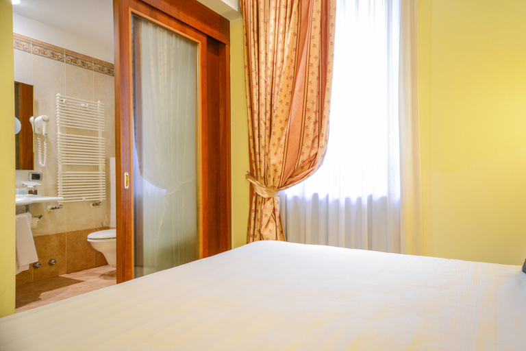 Bedroom 3, Hotel Master, Brescia