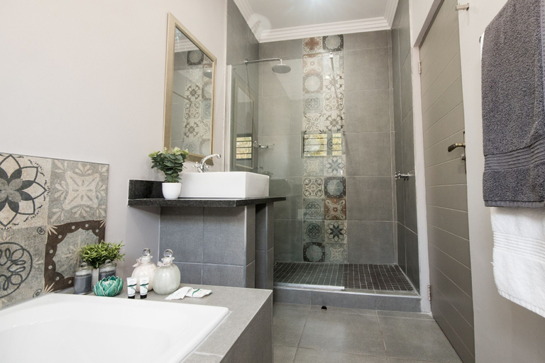 Bathroom 4, Hillside Guesthouse, eThekwini