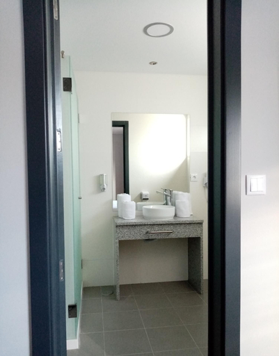 Bathroom 3, Villa Caparica Hostel, Almada