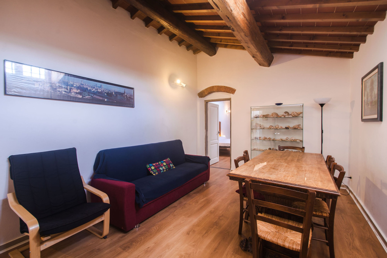 Lovely 4BD Apt 3min Walk to Ponte Vecchio, Florence