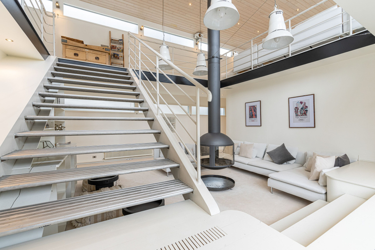 Others 5, JOIVY Stunning 5-Bed Boathouse On The River Thames, London