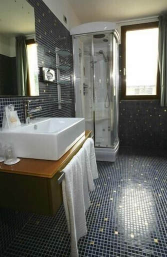 Bathroom 5, Orange Motel, Varese