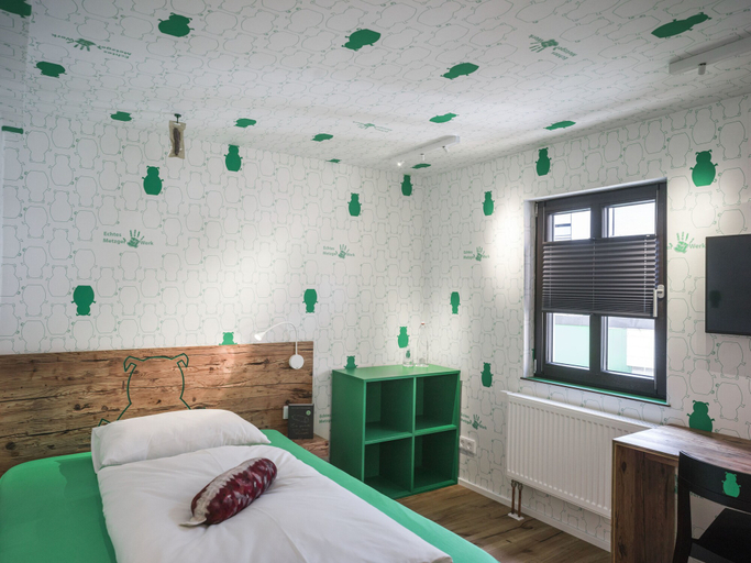 Bedroom 3, BRATWURSThotel, Roth