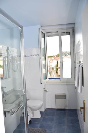 Bathroom 3, Hôtel Le Coureau, Charente-Maritime