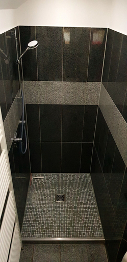 Bathroom 2, MiamarMaxipartments - Trakehner Straße, Köln