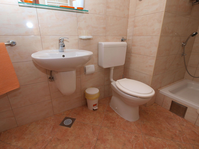 Bathroom 3, Apartment 531, Pula
