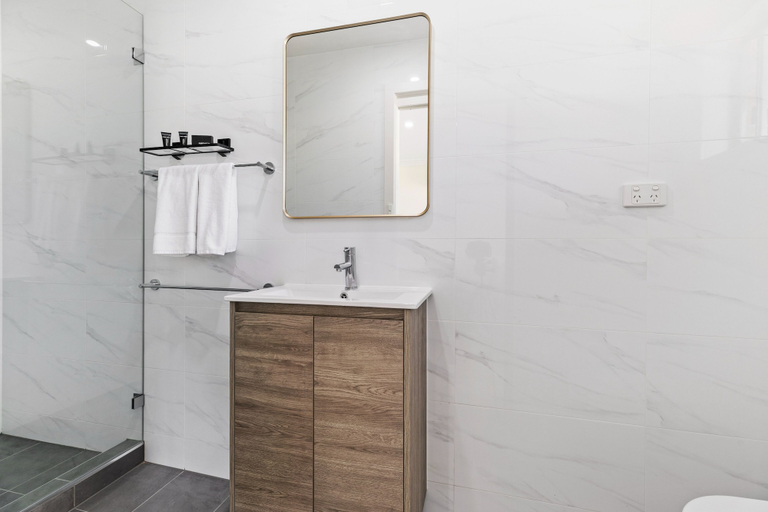 Bathroom 4, Lemon Tree Passage Motel, Port Stephens