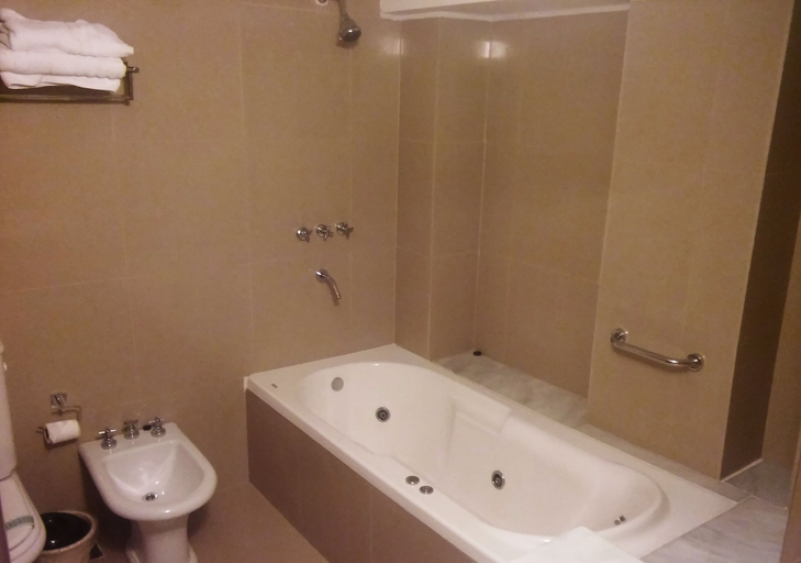Bathroom 4, Hotel El Cortijo, Confluencia
