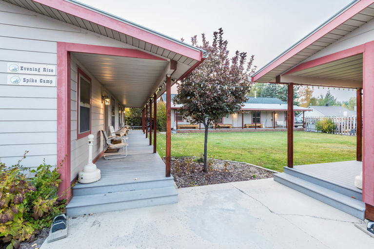 Exterior & Views 2, Pinedale Cozy Cabins, Sublette