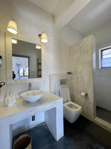 Bathroom 4, Villa Huruma, Kusini