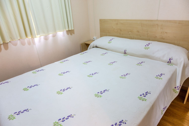 Bedroom 2, Camping Rural Presa La Vinuela, Málaga