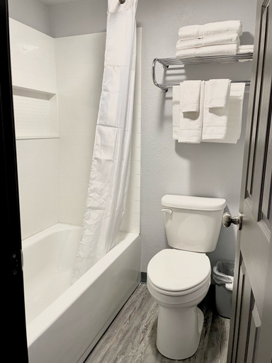 Bathroom 3, Schmidt's Creek Hotel, Camden