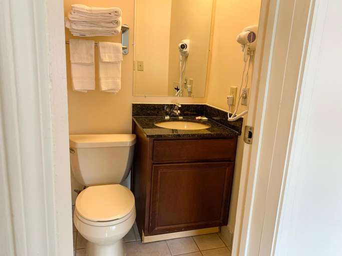 Bathroom 5, Sandusky Inn, Erie