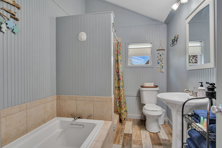 Bathroom, Anglers Court Beach Casita #17, Nueces