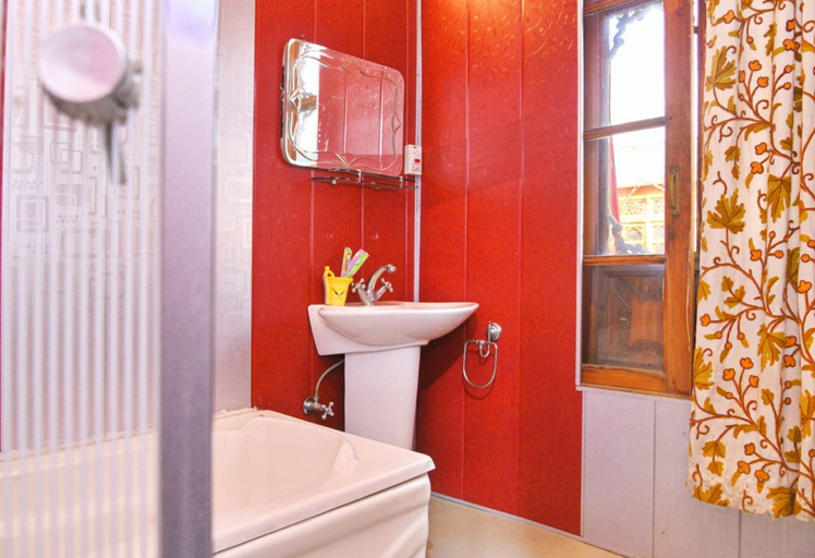 Bathroom 2, De-Laila Houseboats, Srinagar