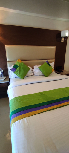 Bedroom 4, Oxford Hotel Powai, Mumbai Suburban