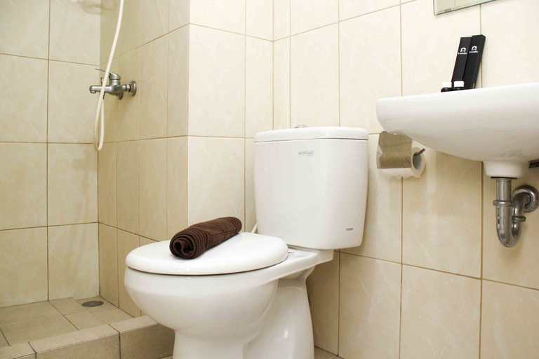 Bathroom 5, Spacious and Nice 2BR at Springlake Summarecon Bekasi Apartment By Travelio, Bekasi