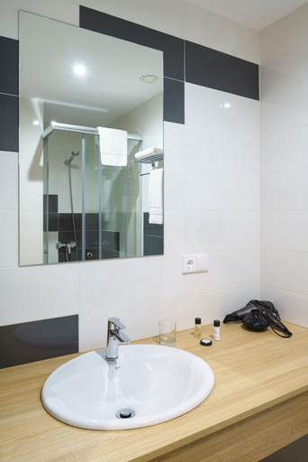 Bathroom 5, Hotel Concheiros, A Coruña