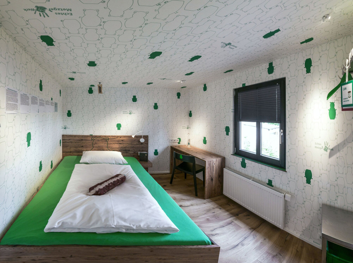 Bedroom 4, BRATWURSThotel, Roth