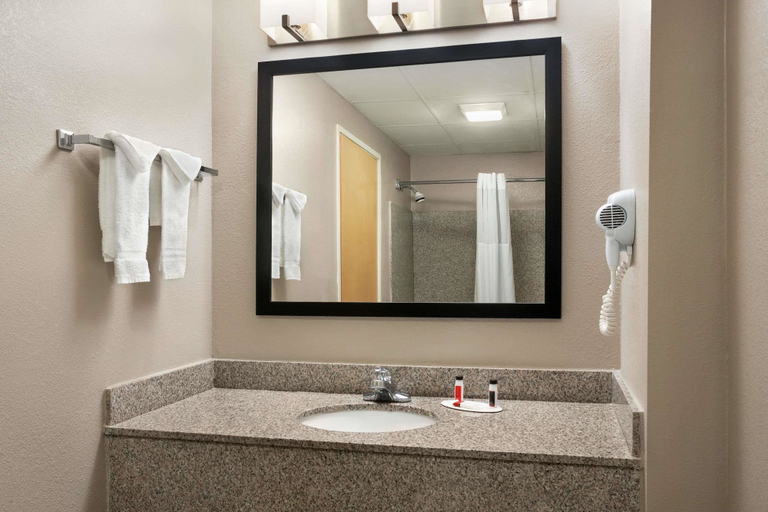 Bathroom 4, Days Inn & Suites by Wyndham Murfreesboro I-24 East, Rutherford