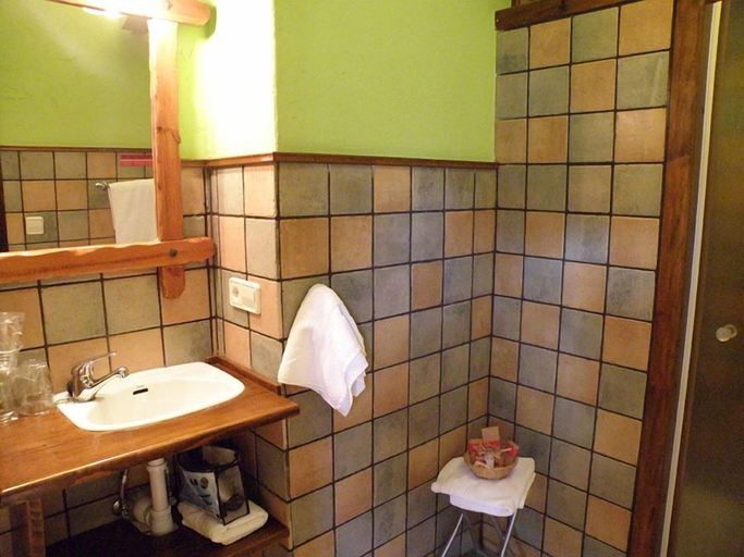 Bathroom 3, Posada Elbete, Navarra