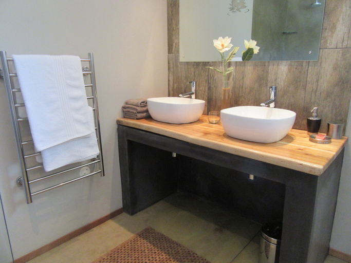 Bathroom 5, Lily Pond Country Lodge, Eden