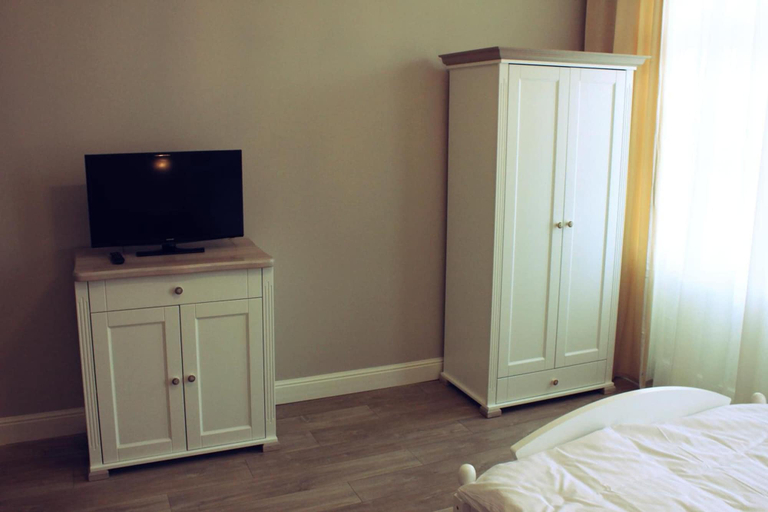 Bedroom 3, Dwie Wieże, Kamień