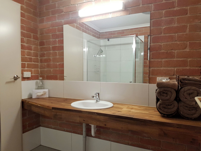 Bathroom 5, Travellers Inn Kaniva, West Wimmera