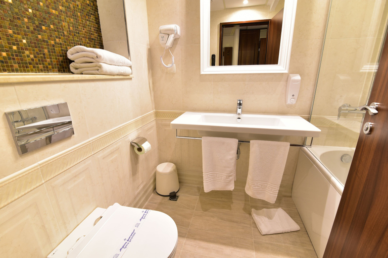 Bathroom 4, Hotel Forum, Ploiesti