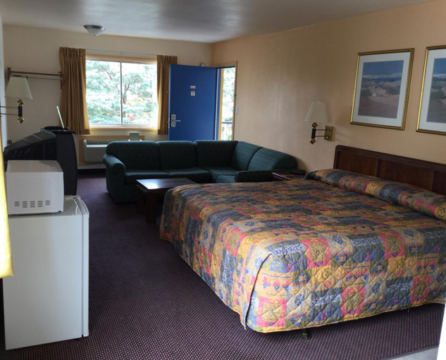 Bedroom 2, Belmont Inn & Suites, Hampton