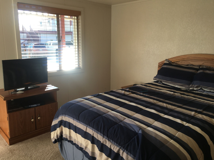 Bedroom 2, Tyee Restaurant and Hotel, Island