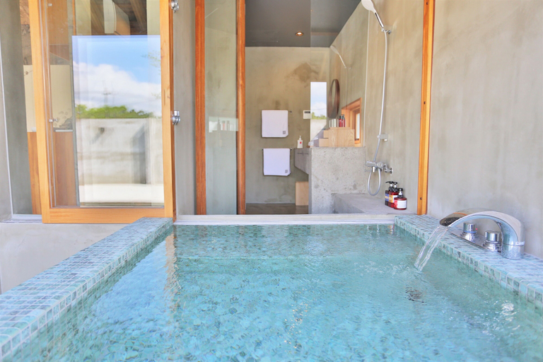 Bathroom 4, Kawasemi no su, Nago