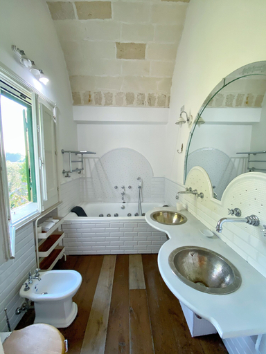 Bathroom 5, Le Bateau Bleu, Lecce
